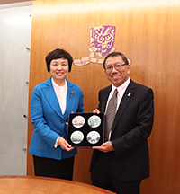Professor Rocky Tuan (right) presents a souvenir to Professor Chen Xu